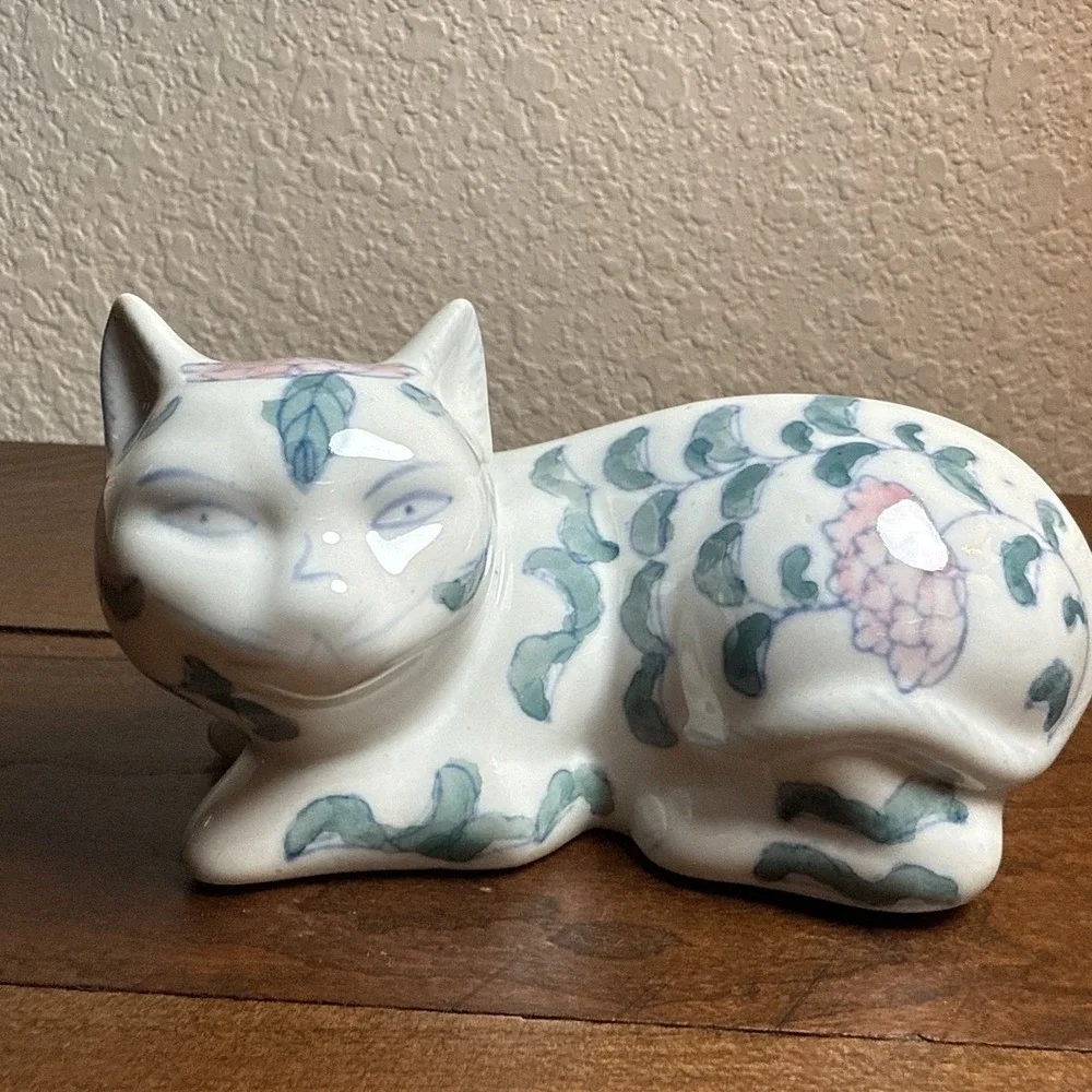 Vintage cat figurine white cat Green Ivy Flowers